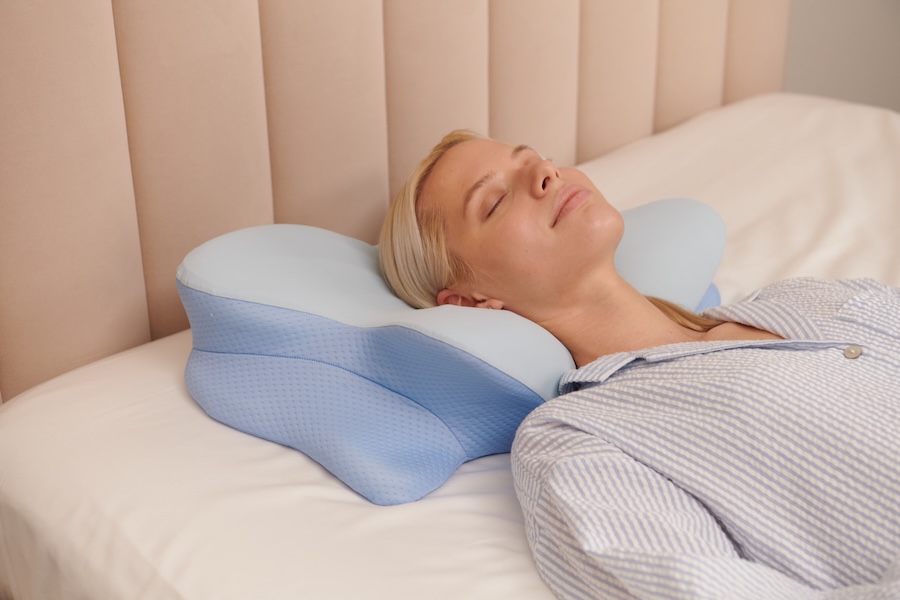 Woman sleeping comfortably on Derila contoured pillow
